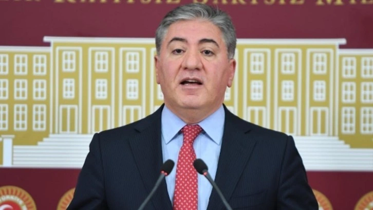 CHP Grup Başkanvekili Murat Emir sahneden düştü, kaburgaları kırıldı