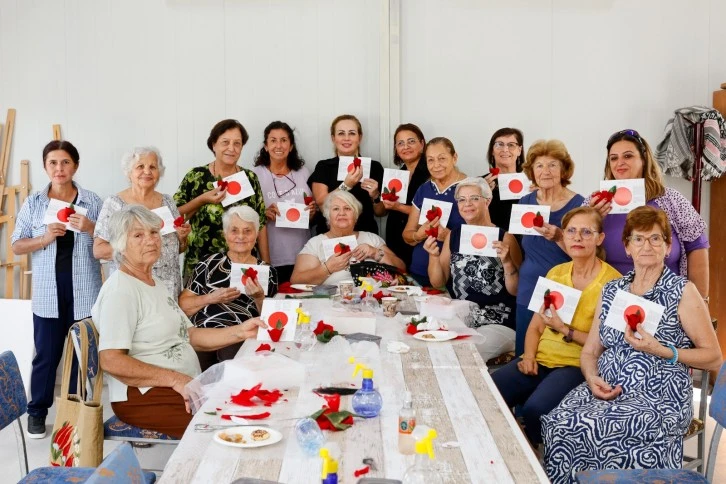  Cumhurbaşkanı Tatar’ın eşi Sibel Tatar, kadın kursiyerlerle Medoş Lalesi yaptı