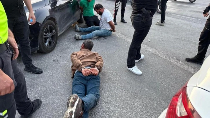 Durdurulan araçtaki şahıslar polise saldırdı