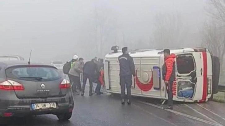 D&uuml;zce&rsquo;de ambulans devrildi: 2 yaralı