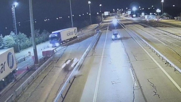 Edirne'de ters y&ouml;ne giren alkoll&uuml; s&uuml;r&uuml;c&uuml; kaza yaptı: 2 yaralı