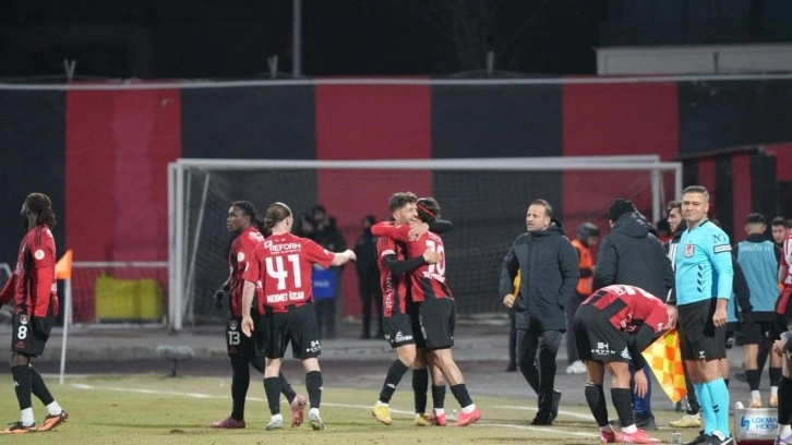 Efsane takım 2. Lig'e d&uuml;ş&uuml;yor! 4 golle yıkıldılar