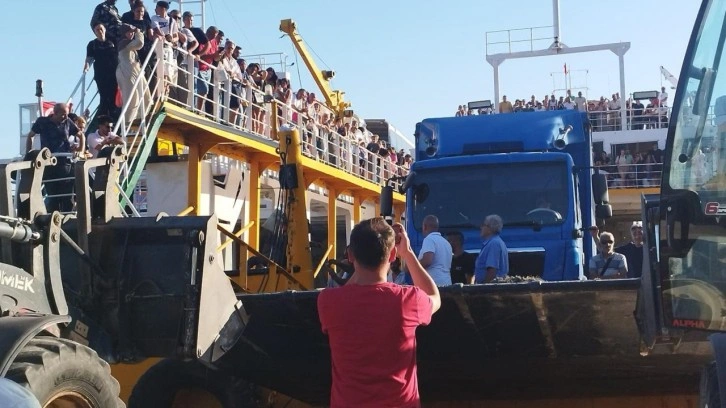 Ekipler 200 yolcu için seferber oldu! Feribotta yangın paniği