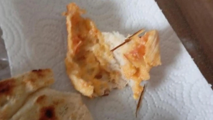 Elazığ’da ekmeğin içerisinden odun parçaları çıktı