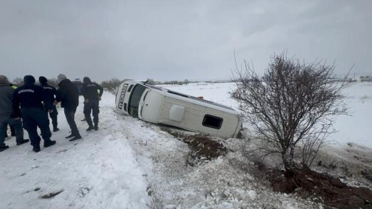 Elazığ'da karlı yolda feci kaza! Yolcu minib&uuml;s&uuml; şarampole u&ccedil;tu: 9 yaralı