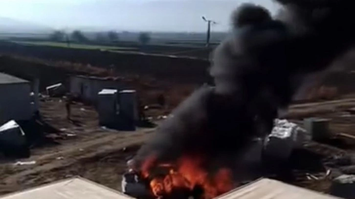 Elazığ&rsquo;da park halindeki ara&ccedil; alev alev yandı