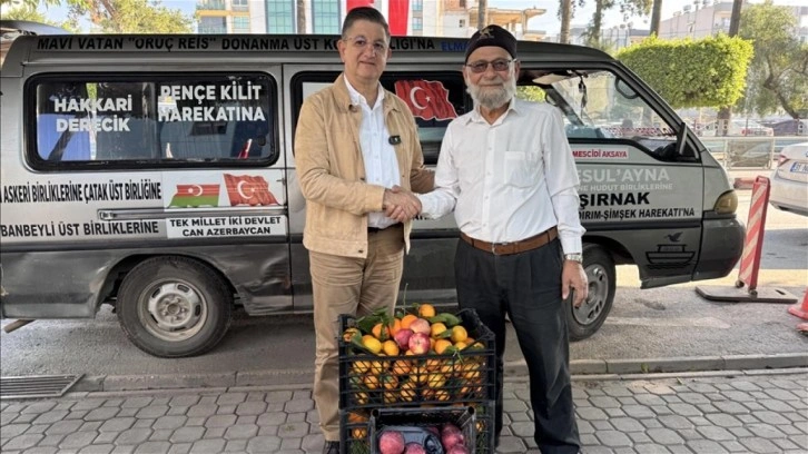 "Elmacı Dede" Hatay'dan aldığı mandalinaları Mehmetçiğe ulaştıracak