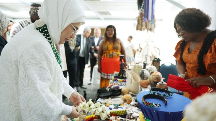 Emine Erdoğan'dan Güney Afrika'da Yunus Emre Enstitüsüne ziyaret