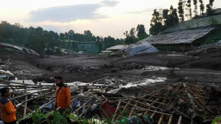 Endonezya&rsquo;daki toprak kayması: 25 kişi &ouml;ld&uuml;
