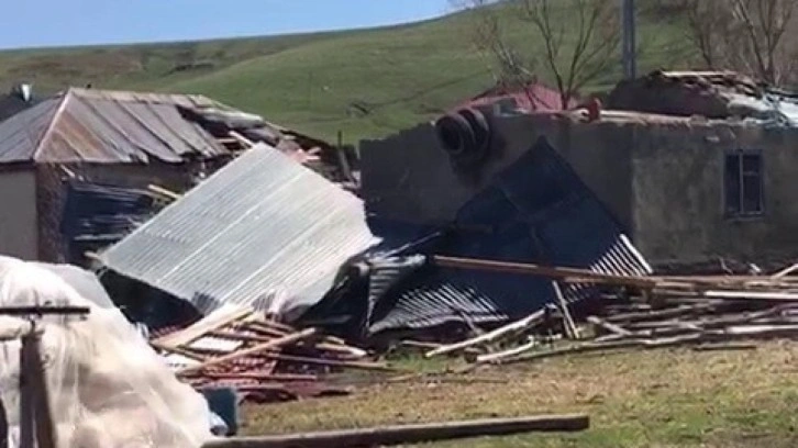 Erzurum'da hortum: Binaların çatıları uçtu!