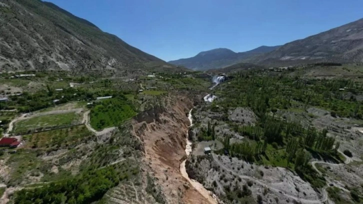 Erzurum'da korkutan heyelan: Zemin 12 metre yer değiştirdi