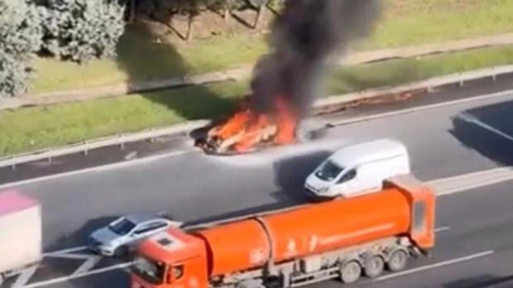 Esenyurt'ta yanan otomobil hurdaya d&ouml;nd&uuml;