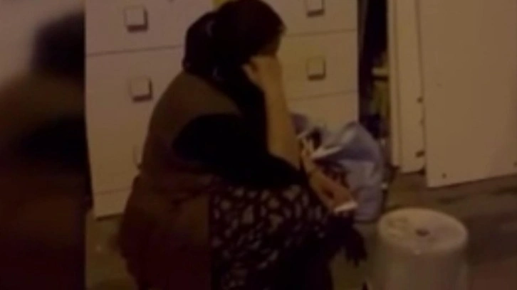 Ev sahibi baba-oğul tartışması yaşlı kiracıyı evinden etti! Eşyalarını sokakta buldu