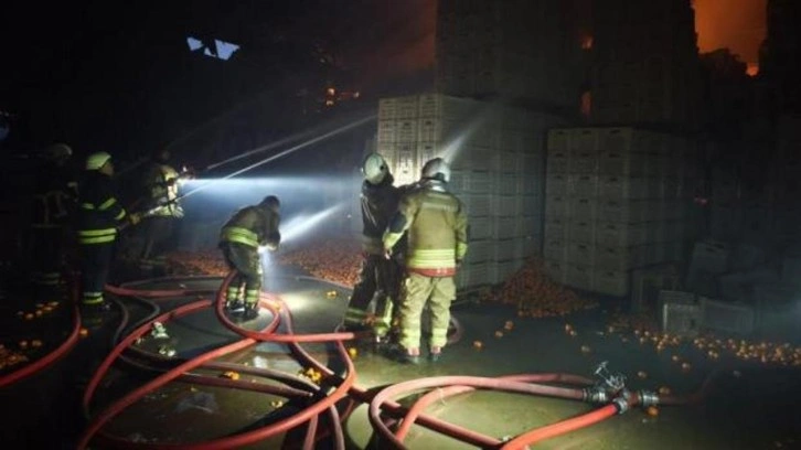Fabrika alevlere teslim oldu: 60 iş&ccedil;i tahliye edildi, 1 iş&ccedil;i &ouml;ld&uuml;