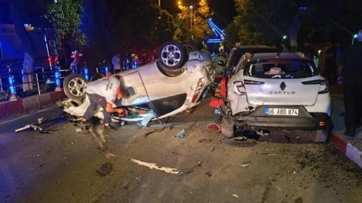 Feci kaza! Otomobil refüje, ardından da park halindeki araca çarptı!