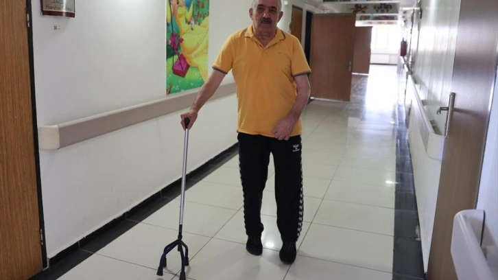 Felçli hasta sedyeyle geldiği hastaneden yürüyerek çıktı