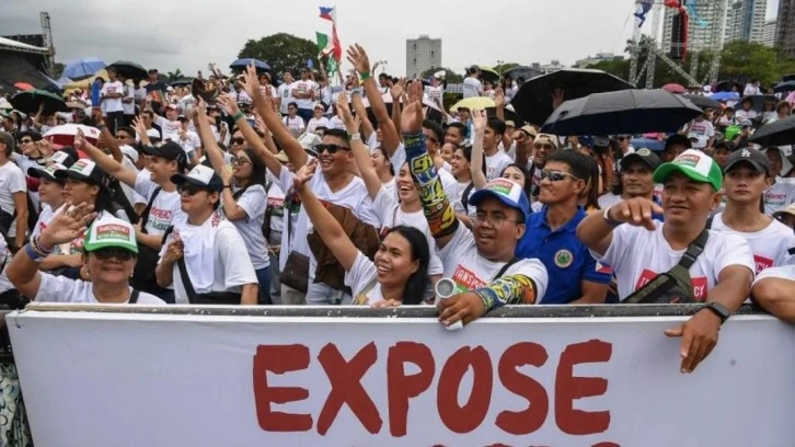 Filipinler'de yolsuzluk skandalı! On binler sokağa döküldü!