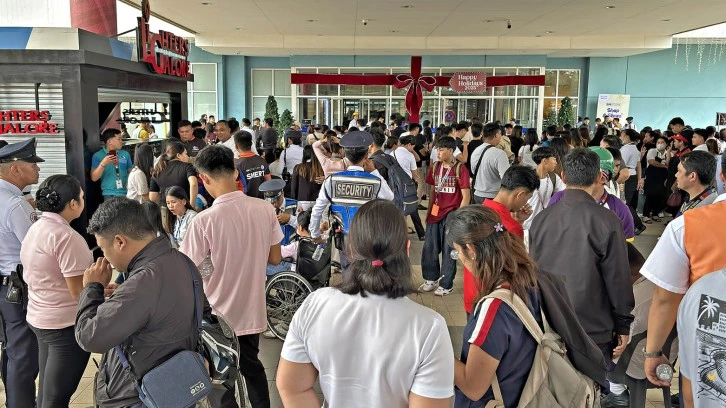  Filipinler'in güneyindeki Mindanao Adası açıklarında 7,4 büyüklüğünde deprem