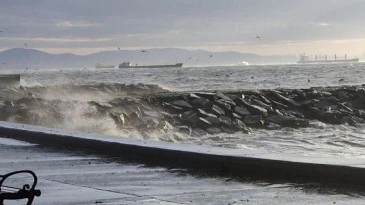 Fırtına nedeniyle Adalar'da vapur engeli