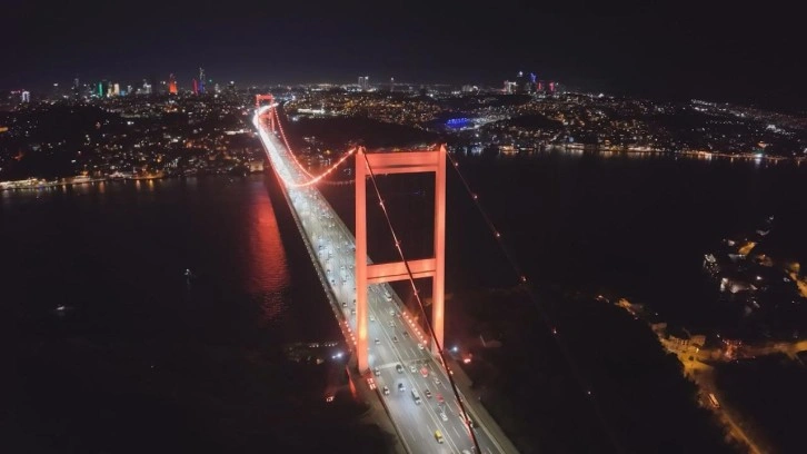 FSM Köprüsü ve Galata Kulesi turuncu renkle ışıklandırıldı