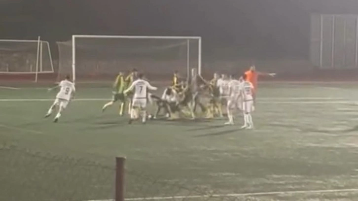 Futbolcular birbirlerini acımasızca dövdü: Kavga saniye saniye kaydedildi