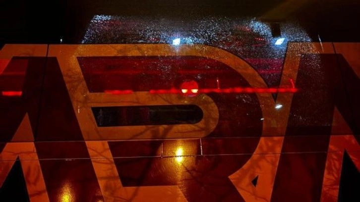 Galatasaray otobüsü saldırıya uğradı!