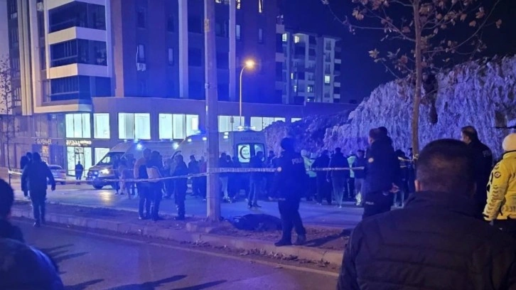 Gaziantep'te feci kaza: Otomobilin &ccedil;arptığı anne &ouml;ld&uuml;, kızı ağır yaralandı