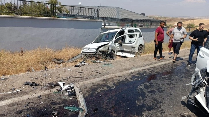 Gaziantep’te hafif ticari araç ile otomobil çarpıştı: 7 yaralı