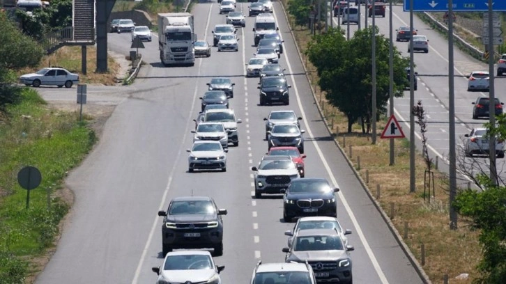 Geri dönüşler başladı: İstanbul girişinde yoğunluk artıyor