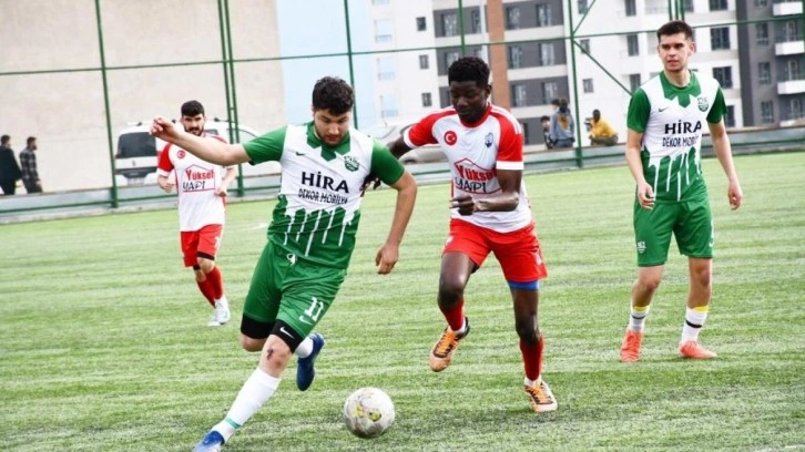 Gol yağmuru değil kırmızı kart yağmuru! Amatör'de gergin maç