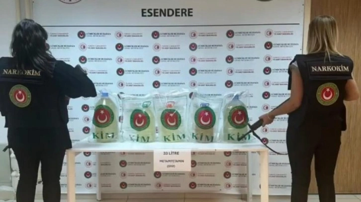 Hakkari'de tırın yakıt deposuna 33 litre sıvı metamfetamin ele geçirildi