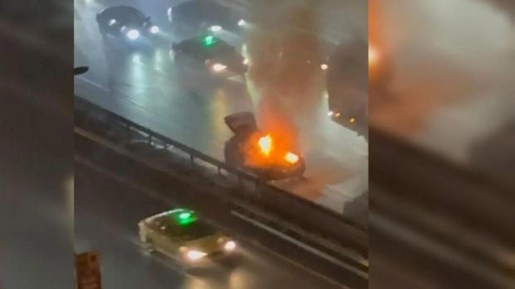 Hali&ccedil; K&ouml;pr&uuml;s&uuml;'nde seyir halindeki otomobil k&uuml;le d&ouml;nd&uuml;