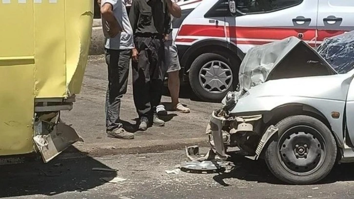 Halk otobüsü ile otomobil çarpıştı: İki yaralı