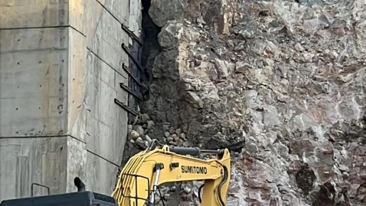 Hamsu Köprüsü’nde toprak kayması: Trafik kapatıldı