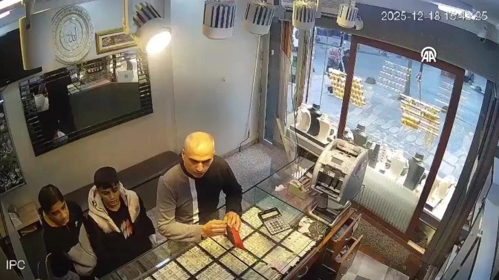 Harama el uzatmadılar! Milyonluk &ccedil;antayı bulan altın nesil kamerada