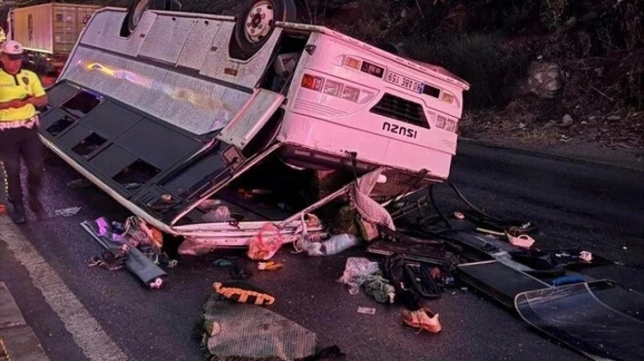 Hatay'da işçileri taşıyan midibüs devrildi: Çok sayıda yaralı var