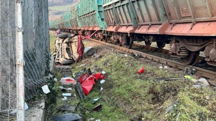 Hemzemin ge&ccedil;itte otomobile tren &ccedil;arptı: 1 &ouml;l&uuml;