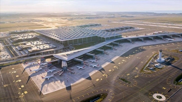 Her üç yolcudan ikisi İstanbul ve Antalya havalimanlarını kullandı