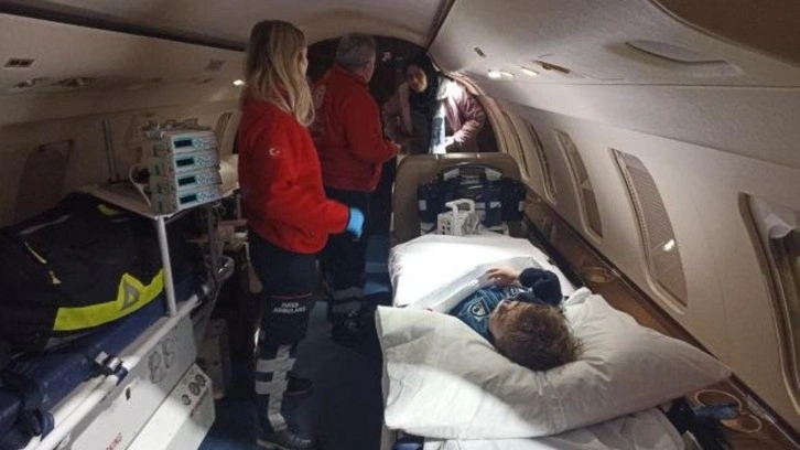 İla&ccedil; yetersizliğinden oğlunu kaybeden Gazzeli aile ambulans u&ccedil;akla T&uuml;rkiye&rsquo;ye getiriliyor