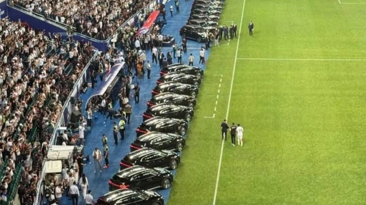 İlk kez Dünya Kupası'nı garantileyince tüm futbolculara araba hediye etti