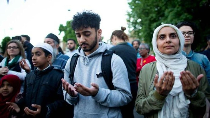 İngiltere'de M&uuml;sl&uuml;manlar "en c&ouml;mert topluluk" oldu