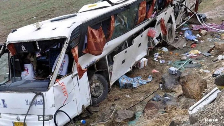  İran'da otob&uuml;s kazasında 13 kişi hayatını kaybetti