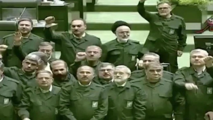 İranlı vekiller askeri &uuml;niforma giydi: Amerika'ya &Ouml;l&uuml;m