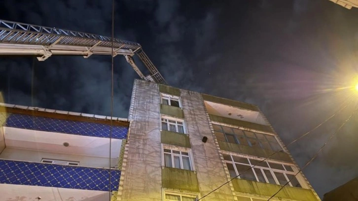 İstanbul'da 7 katlı binanın çatısında yangın