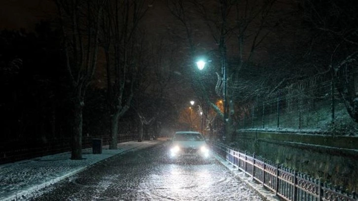 İstanbul'da kar yağışı aralıklarla s&uuml;r&uuml;yor