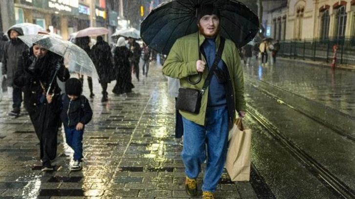 İstanbul'da kuvvetli yağmur ve şiddetli r&uuml;zgar! Bazı evleri su bastı, yol &ccedil;&ouml;kt&uuml;