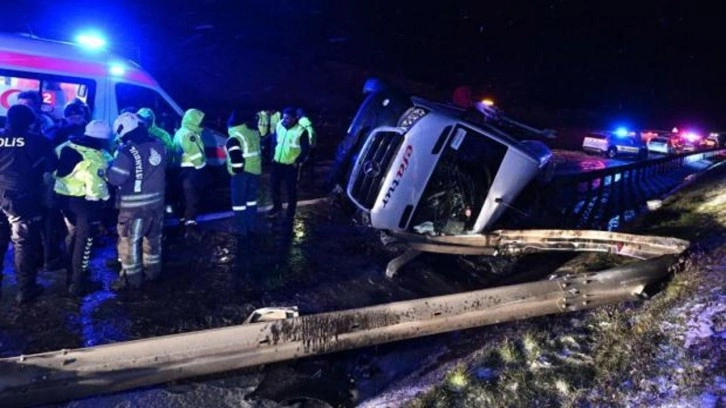 İstanbul'da minib&uuml;s devrildi: &Ccedil;ok sayıda yaralı var!
