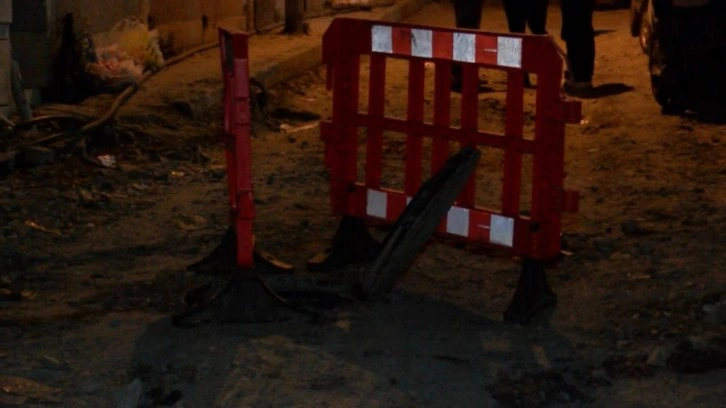 İstanbul'da rögar patladı! Sokak trafiğe kapatıldı