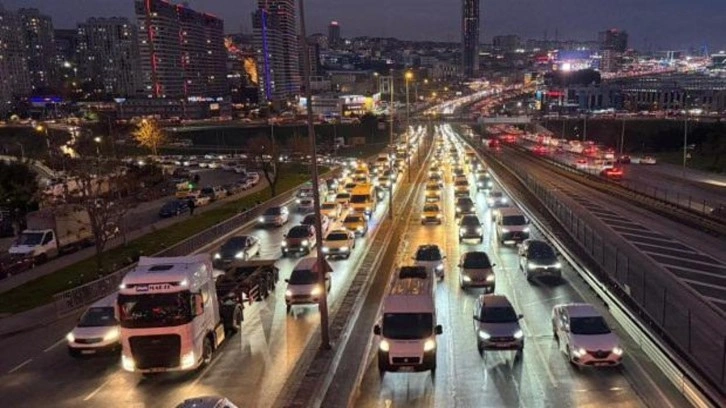 İstanbul'da trafik yoğunluğu y&uuml;zde 90'a dayandı