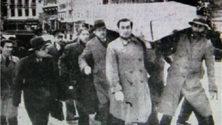 İstiklal Şairi &ccedil;ıplak tabutla uğurlanmıştı